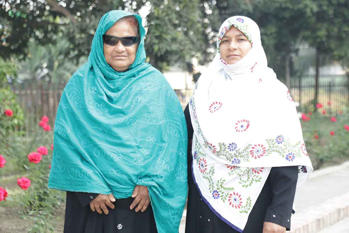 Hamida Begfum with daughter